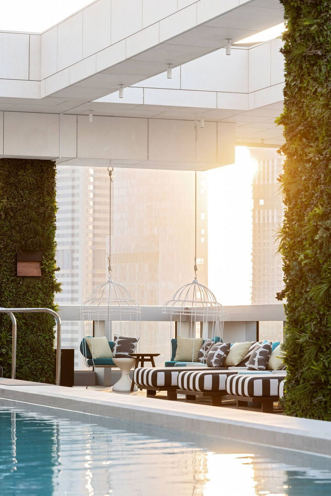 迪拜 Waldorf Astoria 酒店 St. Trop 池畔餐厅设计