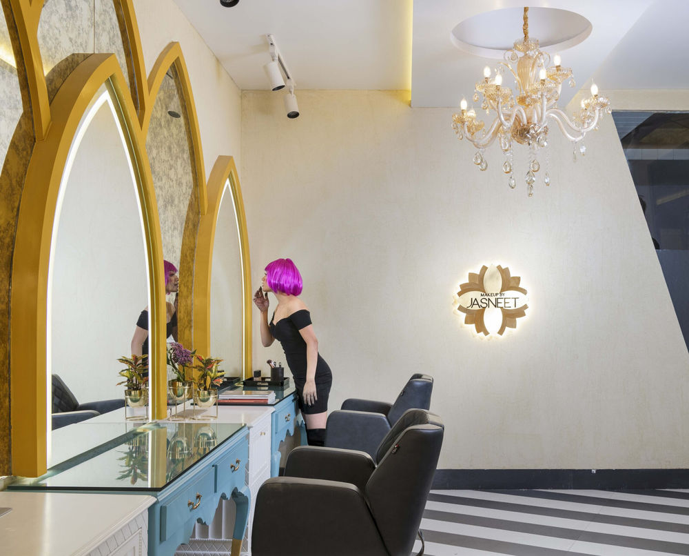 色彩斑斓的化妆工作室 | Contoured Arches
