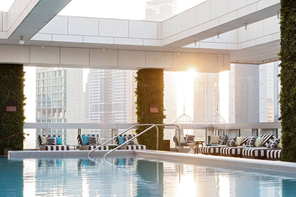 迪拜 Waldorf Astoria 酒店 St. Trop 池畔餐厅设计