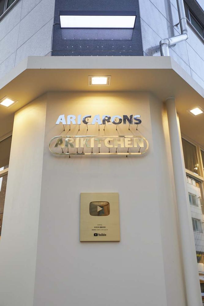 七坪小店营造独特氛围，品味缤纷色彩空间