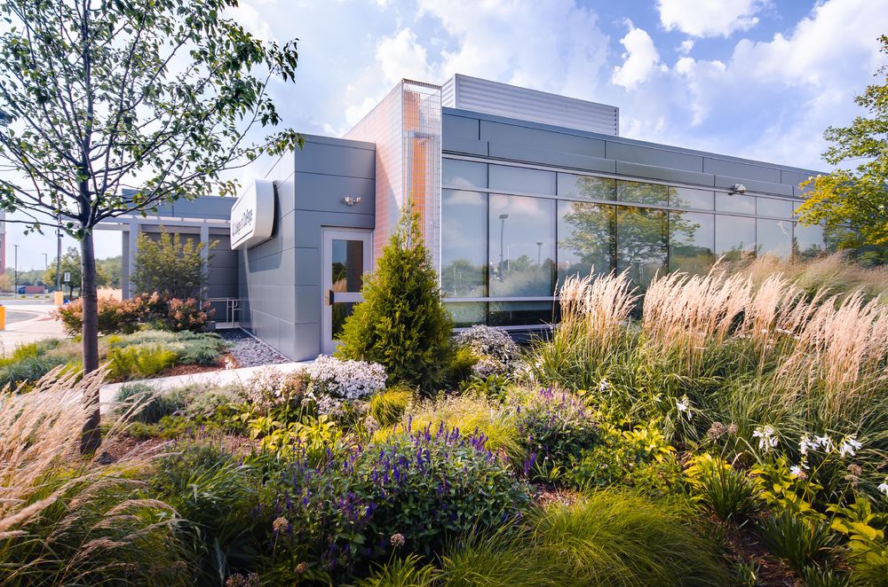 色彩活力，环保节能，打造社区标志—— College of DuPage Naperville Regional Center 翻新设计