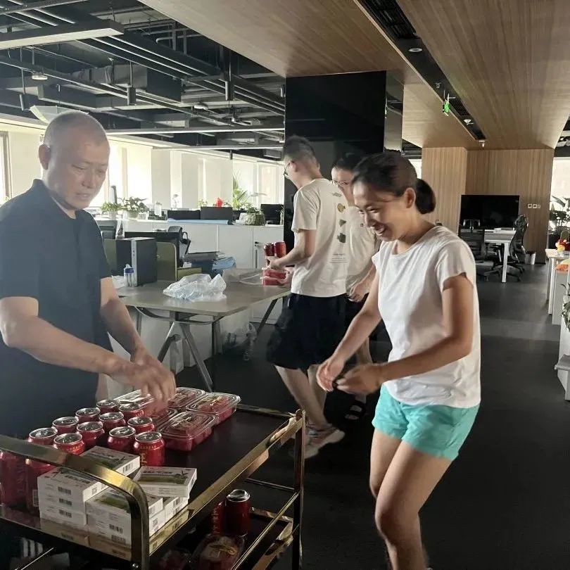 高温下的坚守 | CDAD 员工战高温送清凉