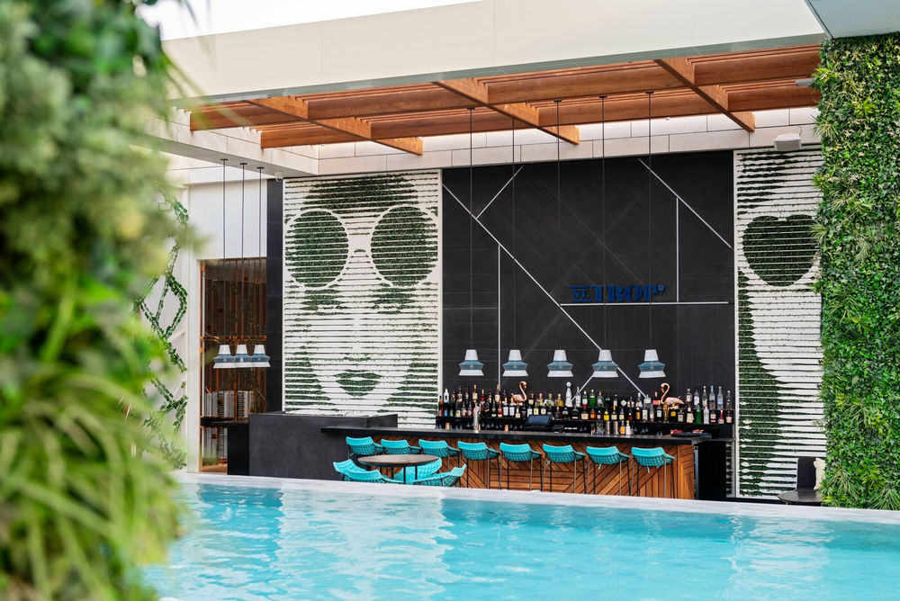 迪拜 Waldorf Astoria 酒店 St. Trop 池畔餐厅设计