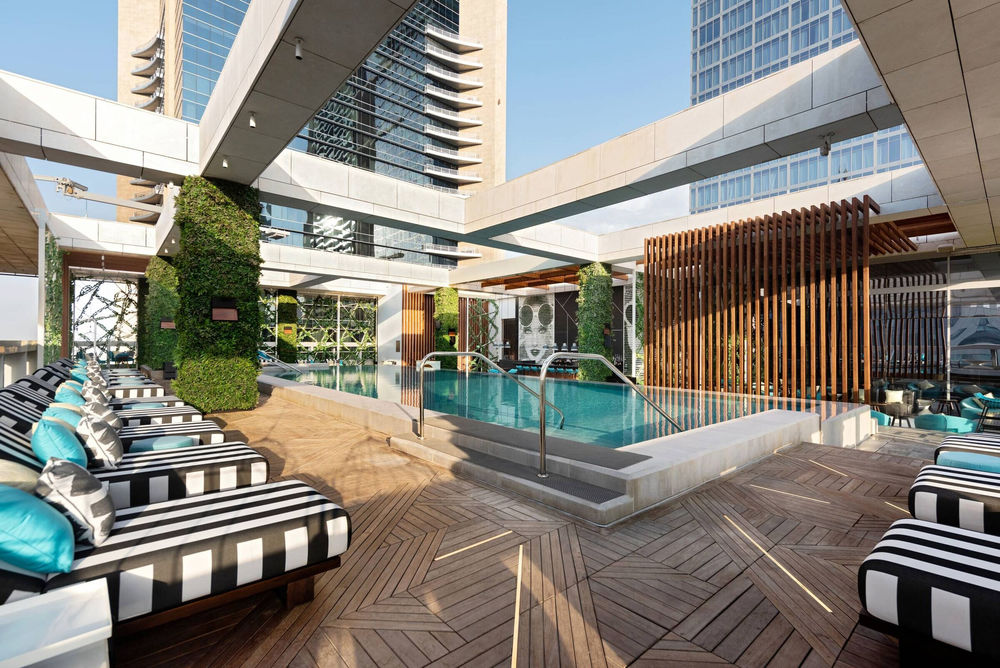 迪拜 Waldorf Astoria 酒店 St. Trop 池畔餐厅设计