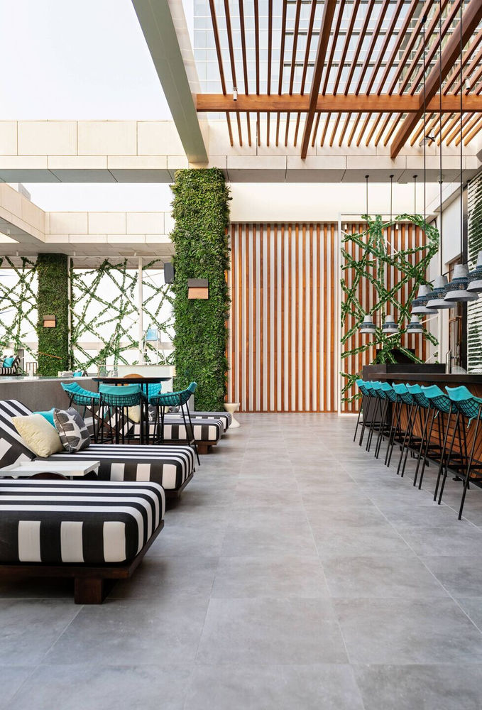迪拜 Waldorf Astoria 酒店 St. Trop 池畔餐厅设计