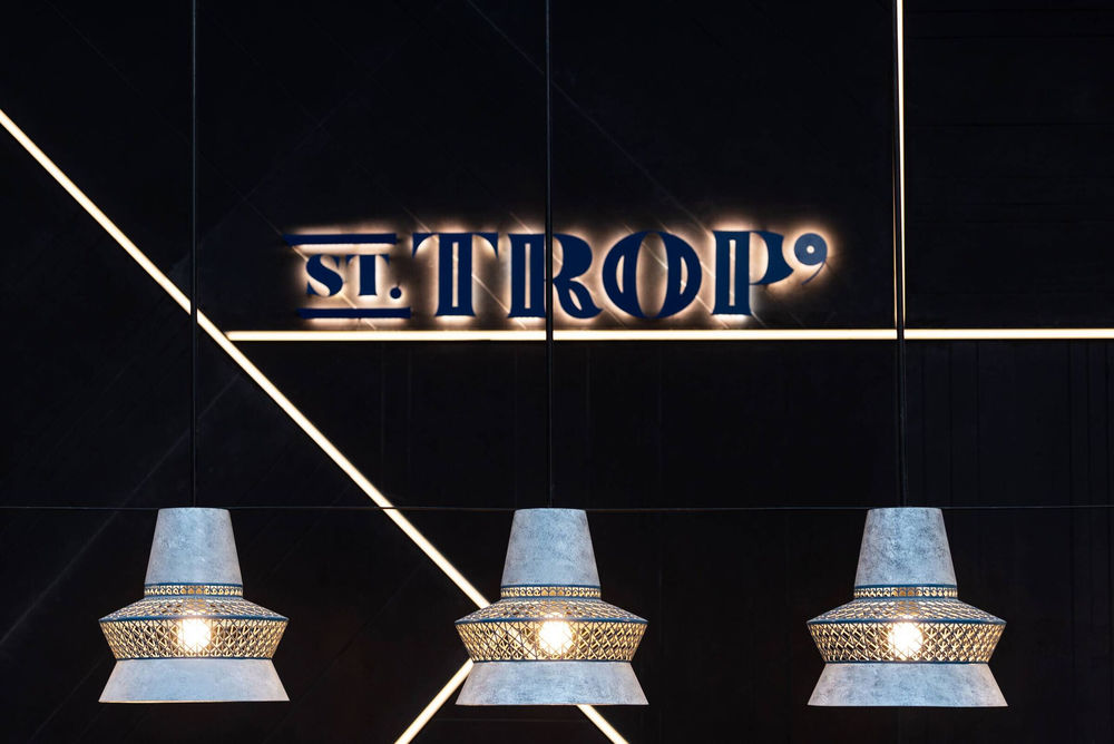 迪拜 Waldorf Astoria 酒店 St. Trop 池畔餐厅设计