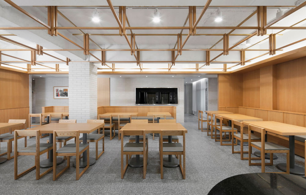 承载 70 年时光的"Chosunoak The Oak"餐厅