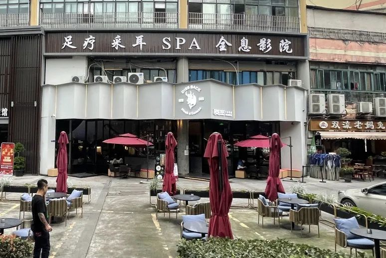 成都反击音乐餐吧 | 黑色金典，音乐与美食的完美融合