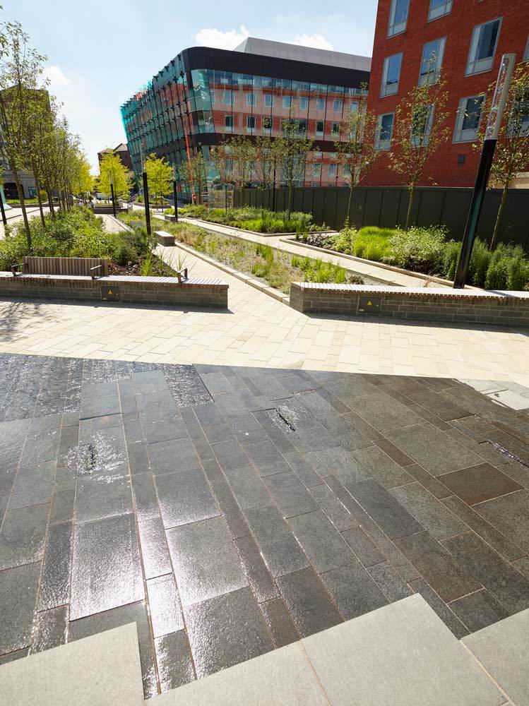 英国利兹市中心的生态广场——Sovereign Square