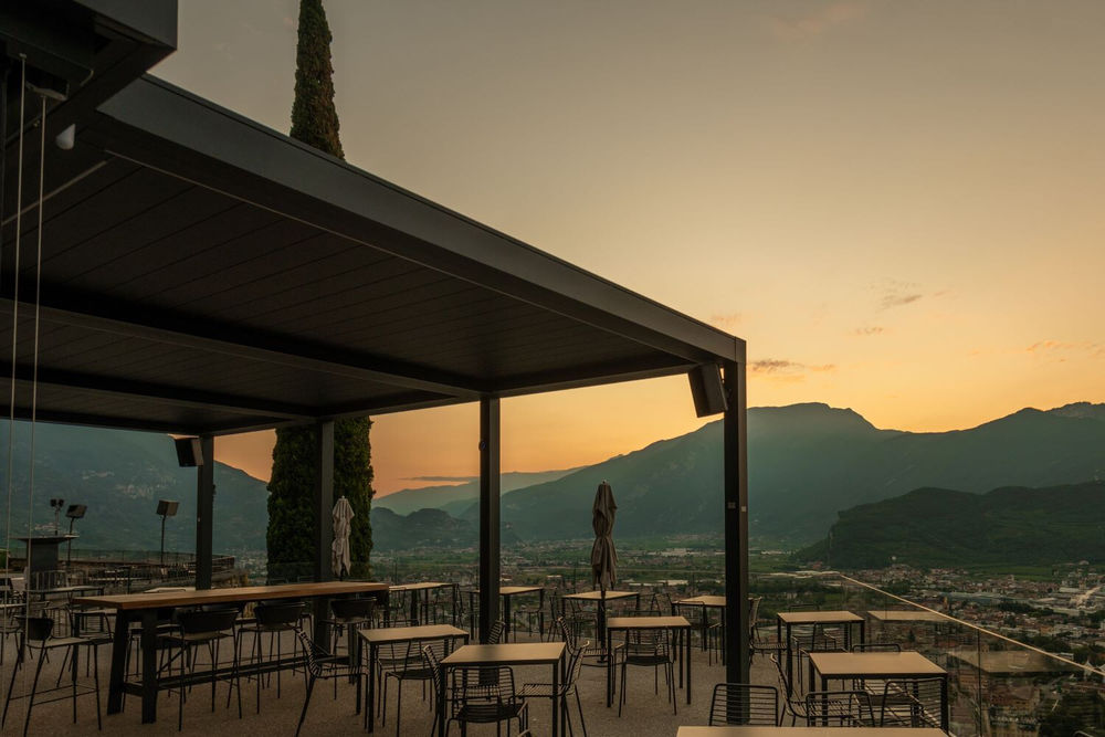 意大利湖畔餐厅"Brera di Pratic al Bastione Lounge"设计亮点与点评