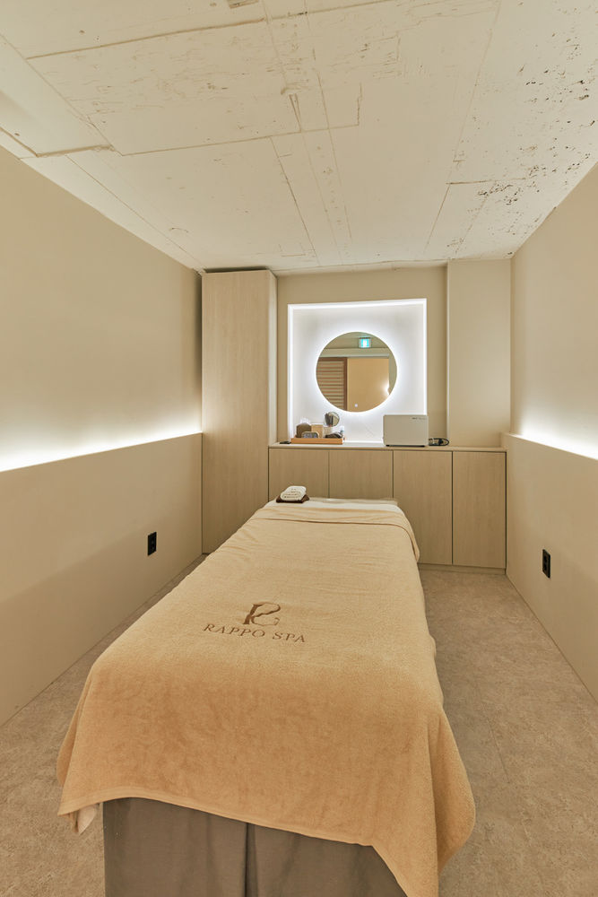 30 平米高级 SPA 店，白色与原木的精致空间