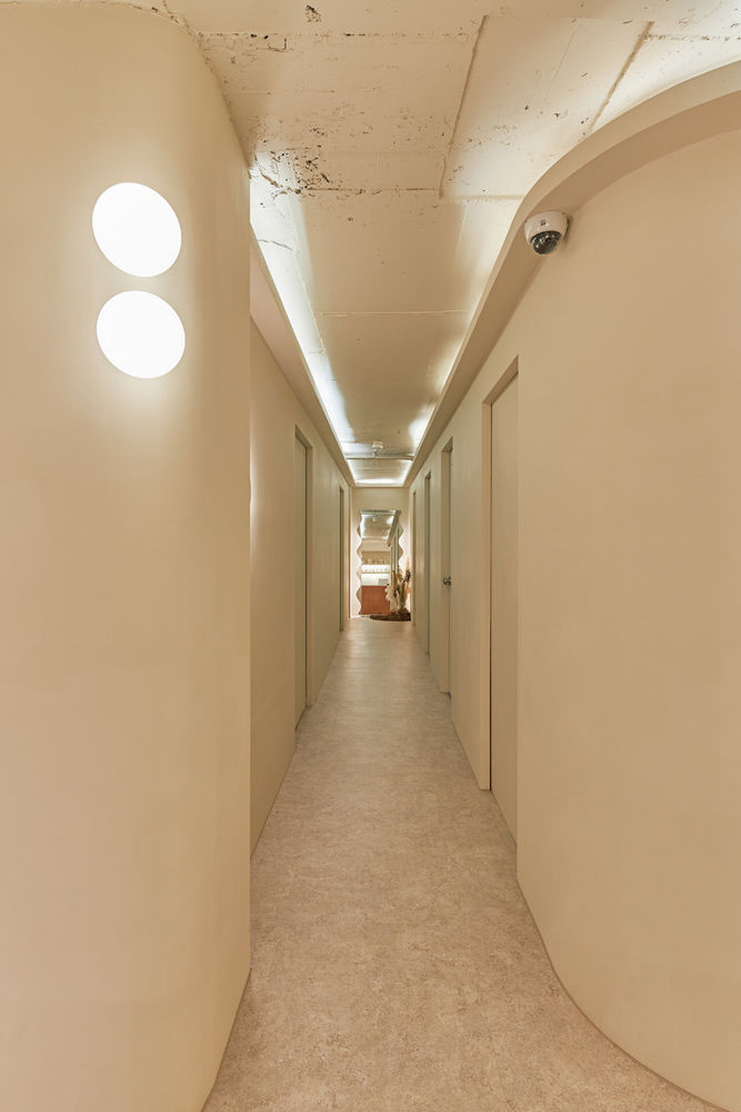 30 平米高级 SPA 店，白色与原木的精致空间
