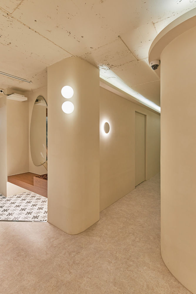 30 平米高级 SPA 店，白色与原木的精致空间