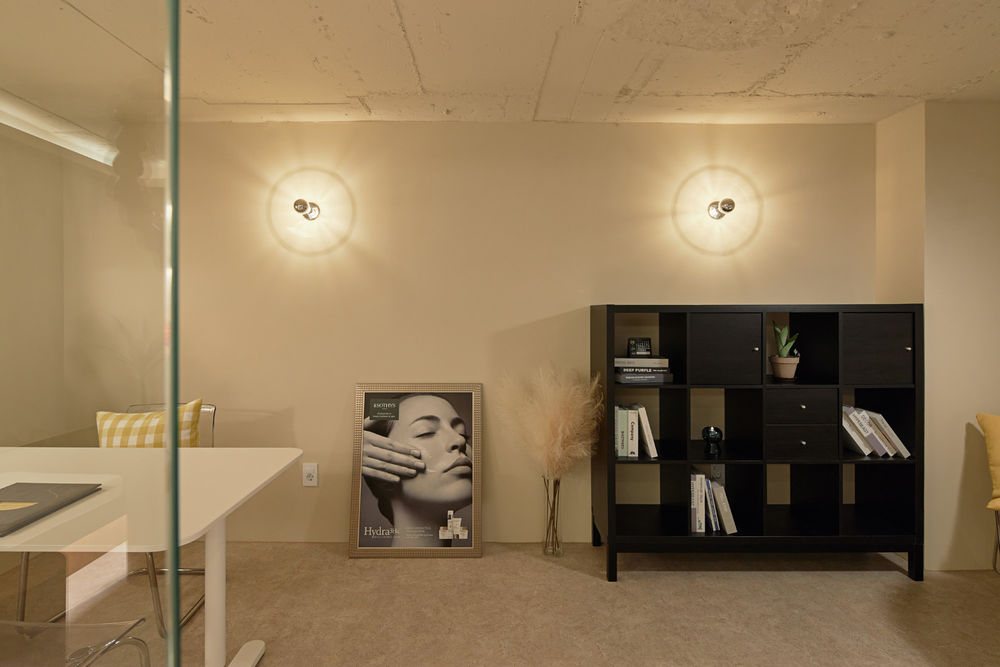 30 平米高级 SPA 店，白色与原木的精致空间