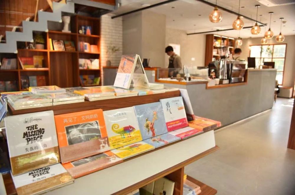 谷雨书店&咖啡 | 现代工业风与自然元素的完美融合