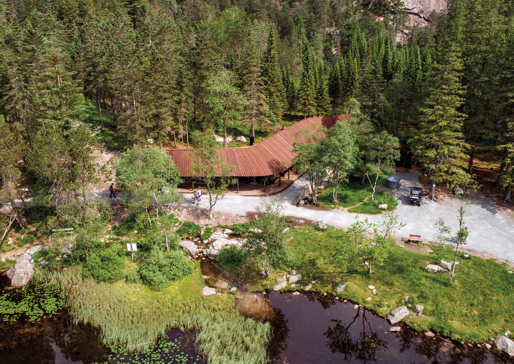 Visitor Center in Skomakerdiket Lake / Fløyen / SAAHA + Utmark