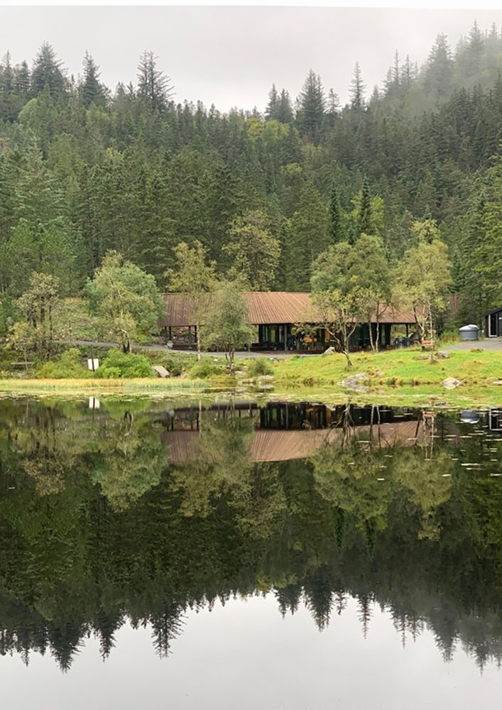 Visitor Center in Skomakerdiket Lake / Fløyen / SAAHA + Utmark