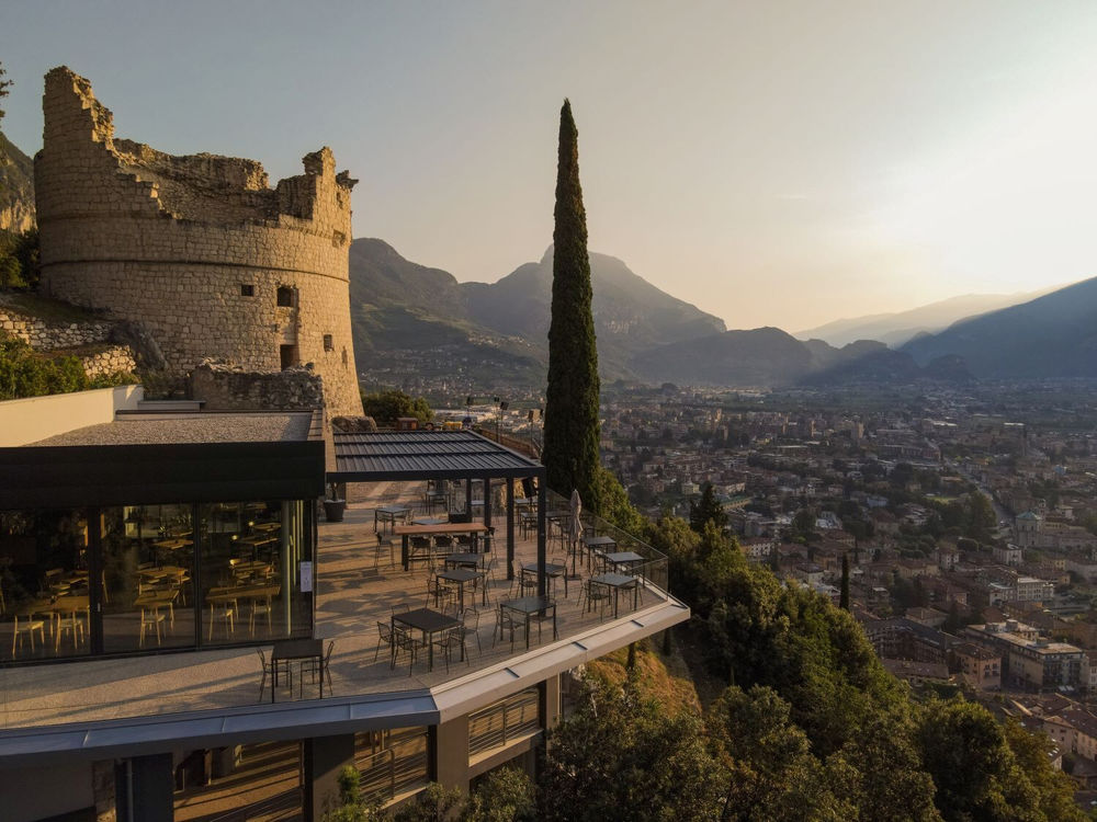 意大利湖畔餐厅"Brera di Pratic al Bastione Lounge"设计亮点与点评