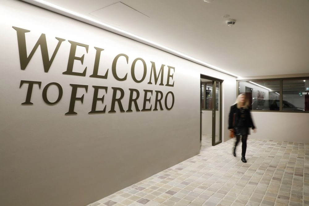 Ferrero 办公室 - Senningerberg | 金色大厅、绿色景观与员工关怀的完美结合