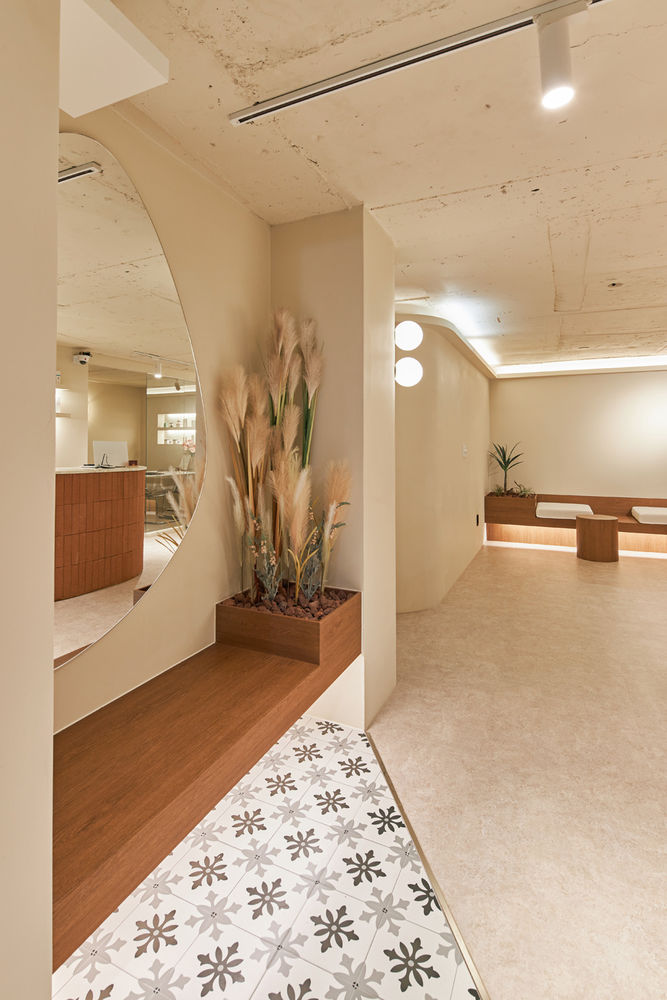 30 平米高级 SPA 店，白色与原木的精致空间