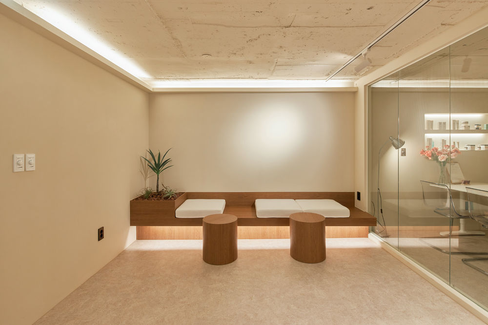 30 平米高级 SPA 店，白色与原木的精致空间