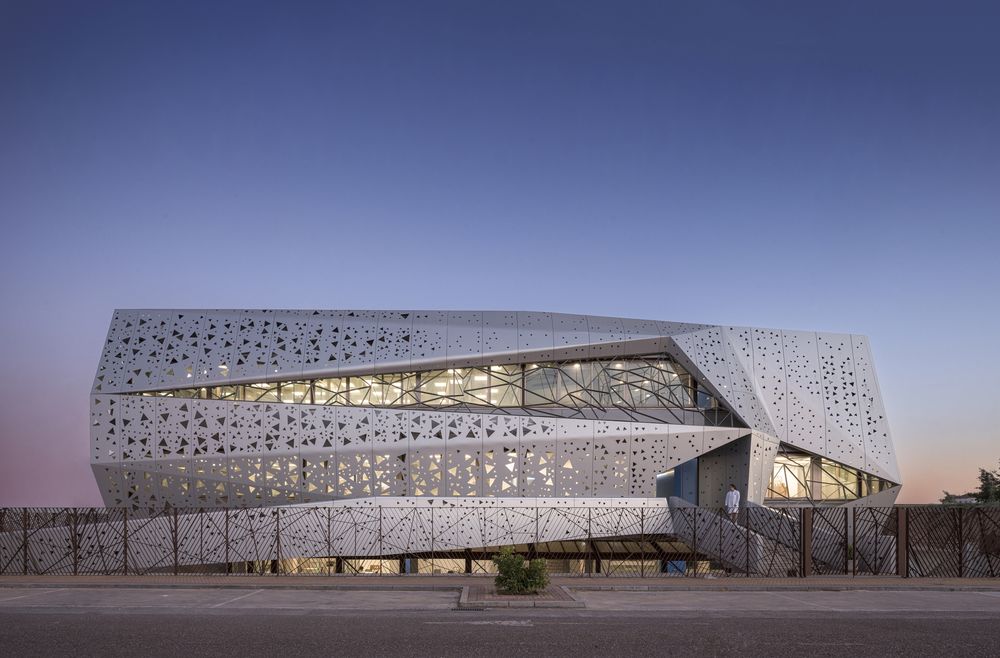 Microbiological Chemical Laboratory / PENELAS ARCHITECTS
