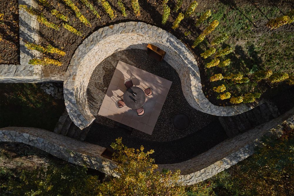 葡萄园中的隐秘庭院，一方浪漫的世外之地 / Marco Maio Architects