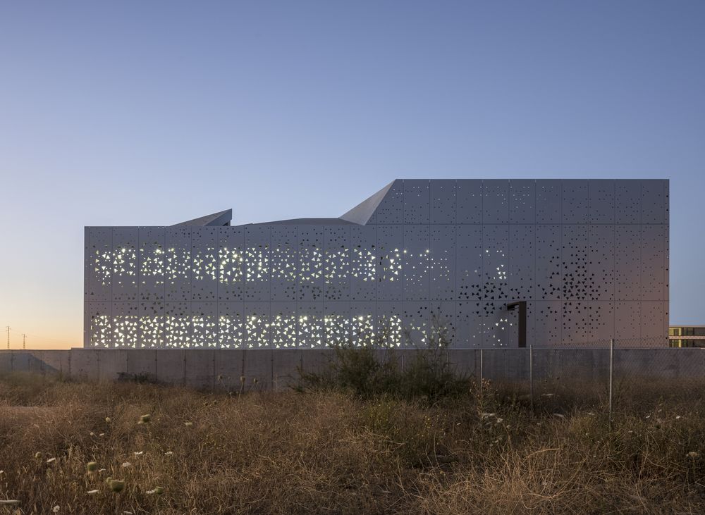 Microbiological Chemical Laboratory / PENELAS ARCHITECTS