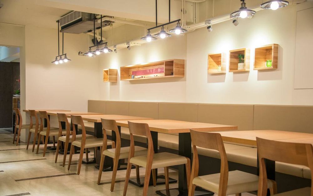 曾琬婷打造英伦风咖啡店，融入工业休闲元素