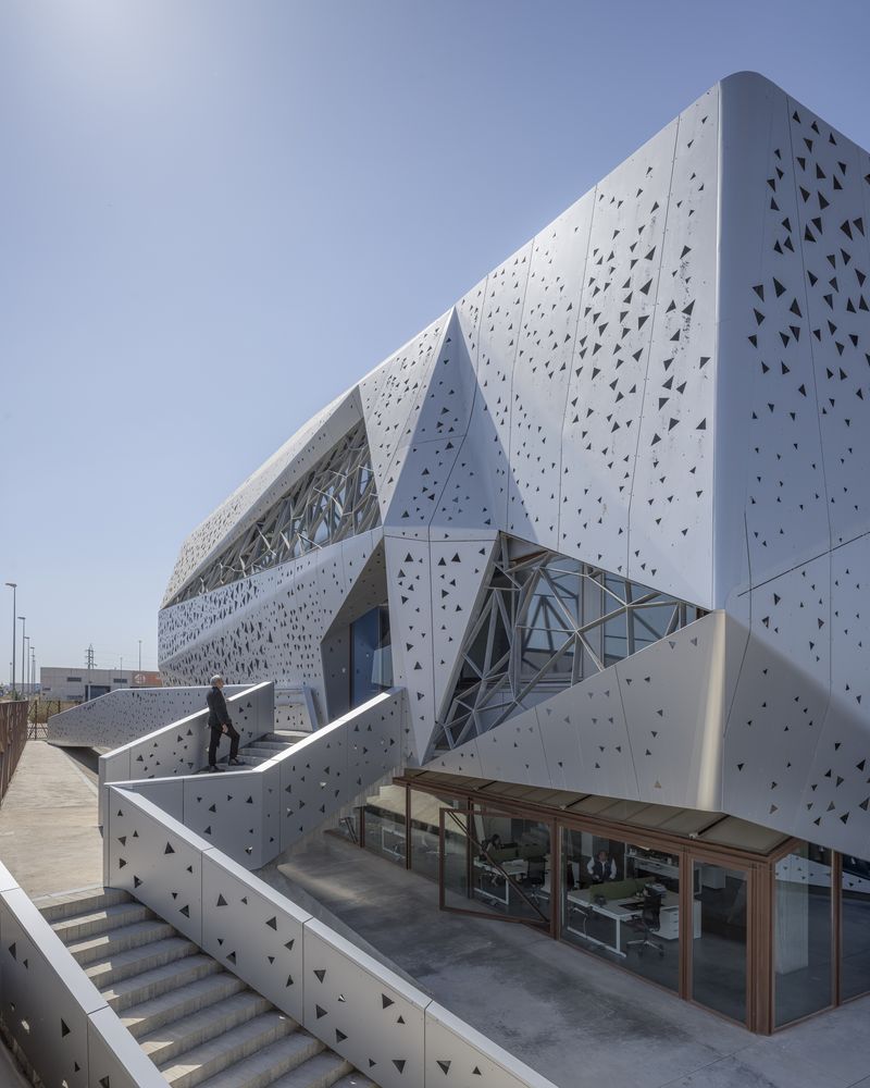 Microbiological Chemical Laboratory / PENELAS ARCHITECTS