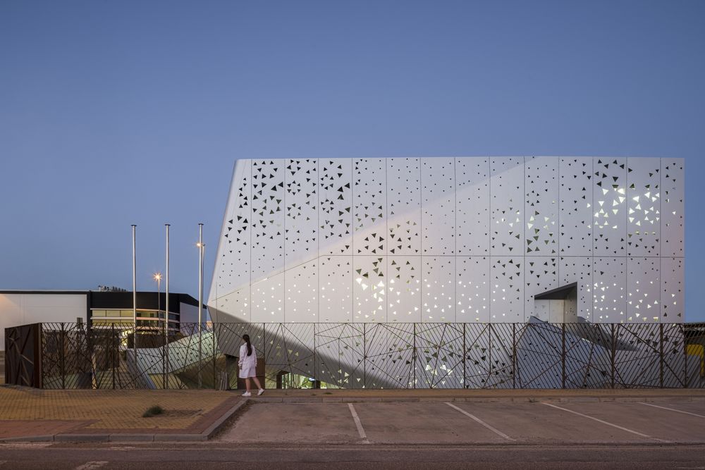 Microbiological Chemical Laboratory / PENELAS ARCHITECTS