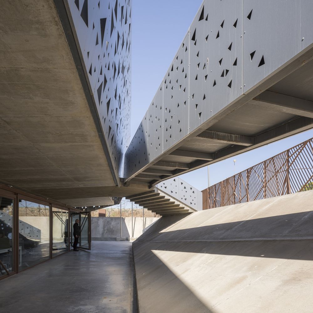 Microbiological Chemical Laboratory / PENELAS ARCHITECTS