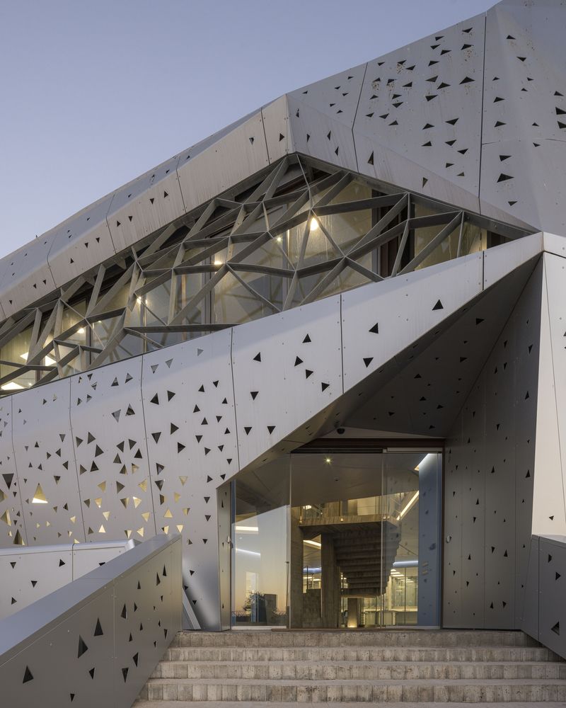 Microbiological Chemical Laboratory / PENELAS ARCHITECTS