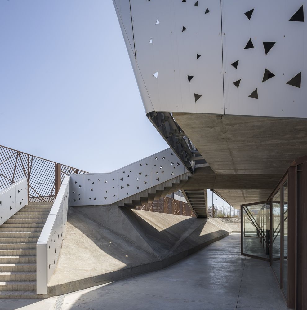 Microbiological Chemical Laboratory / PENELAS ARCHITECTS