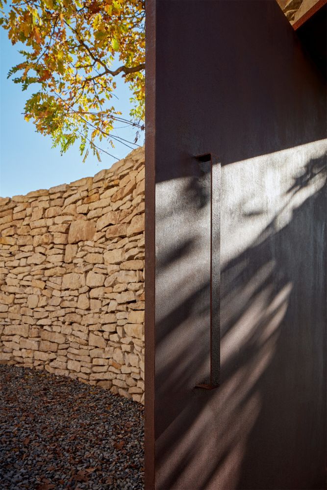 葡萄园中的隐秘庭院，一方浪漫的世外之地 / Marco Maio Architects
