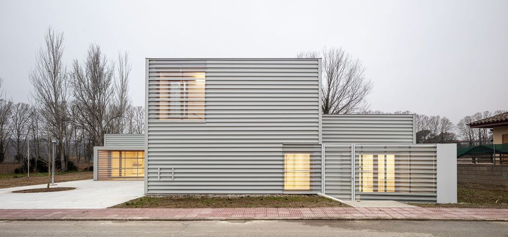 Riells i Viabrea Health Center / Comas-Pont arquitectes
