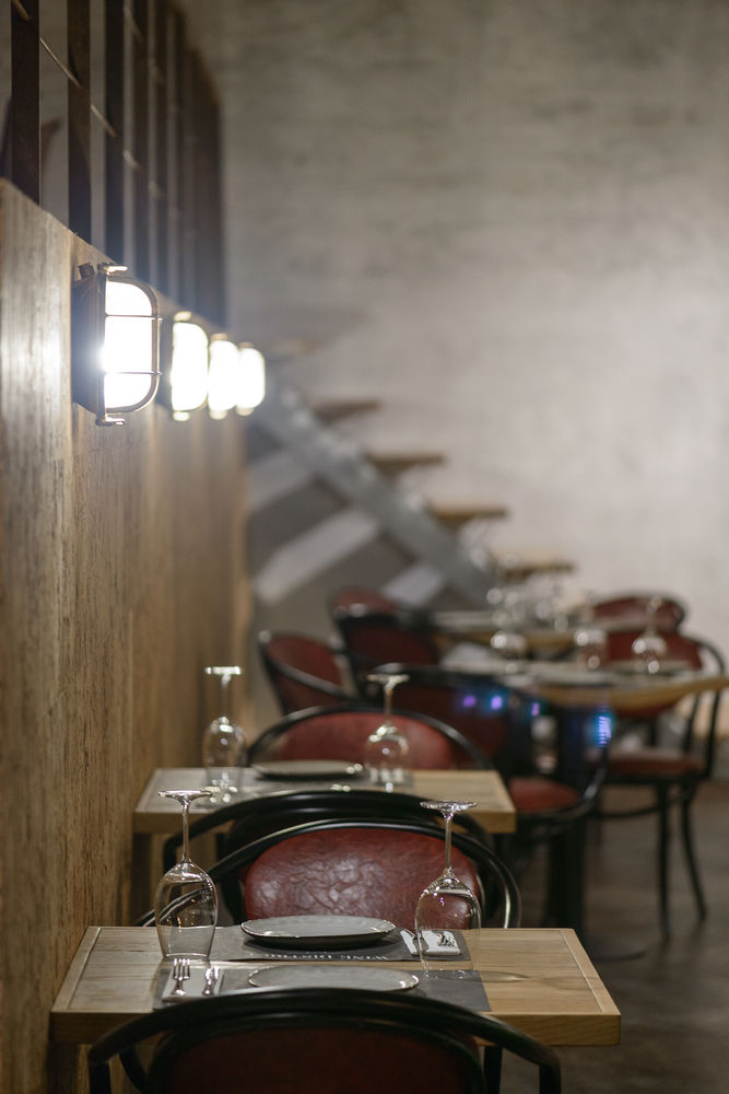 葡萄牙里斯本 Wine District 酒吧 | 工业风中的艺术与自然