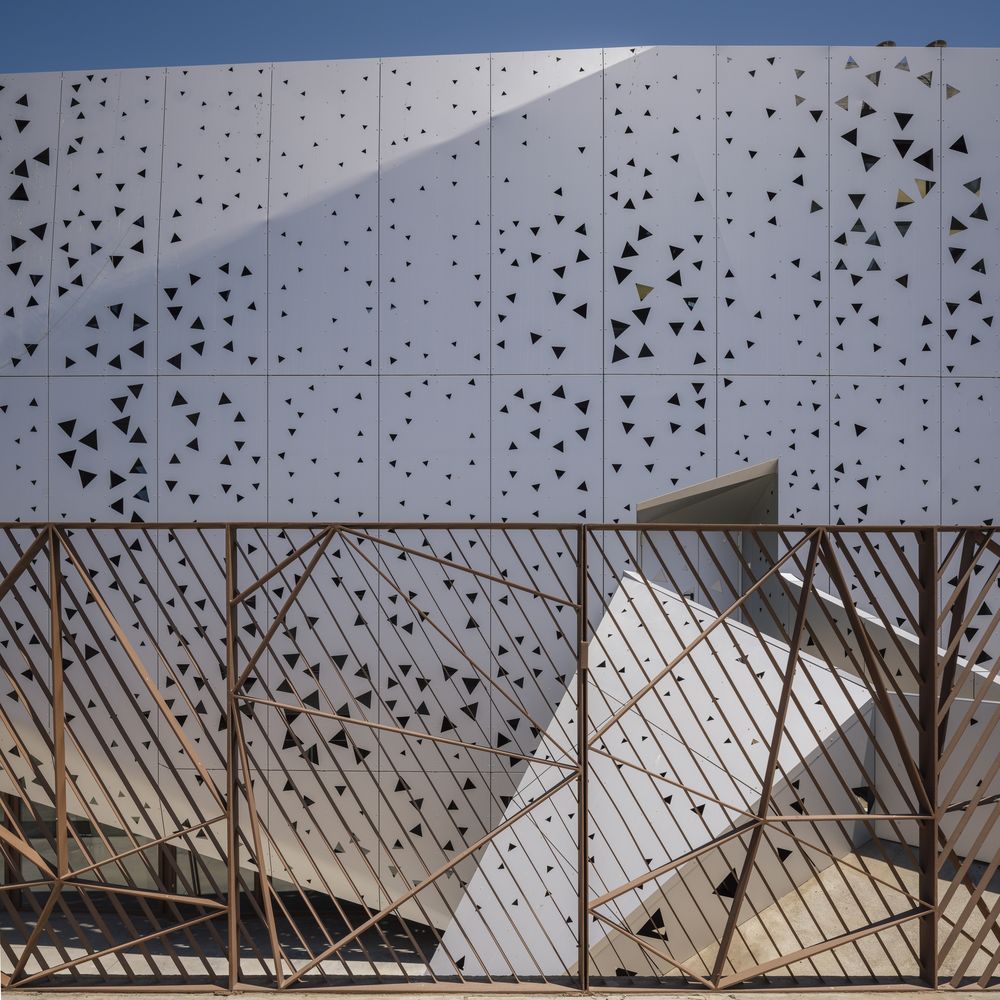 Microbiological Chemical Laboratory / PENELAS ARCHITECTS
