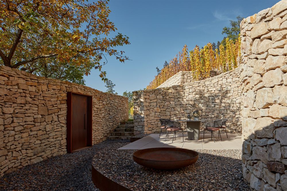 葡萄园中的隐秘庭院，一方浪漫的世外之地 / Marco Maio Architects