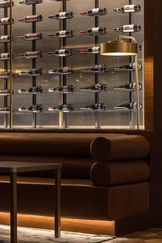Cocktail lounge
