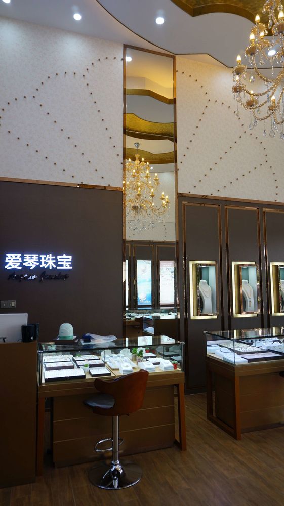 诸立标创意组 爱琴珠宝专卖店
