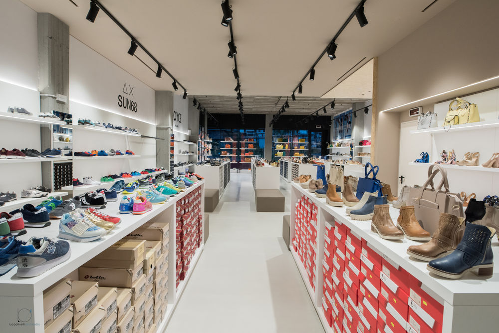 2018 年博纳科索品牌折扣店室内设计