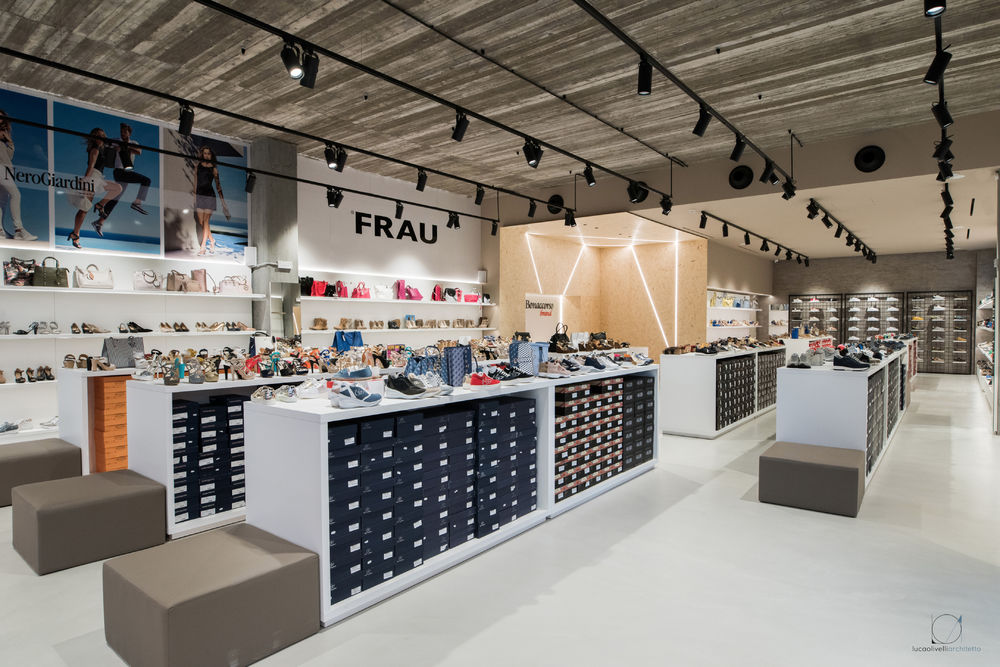2018 年博纳科索品牌折扣店室内设计