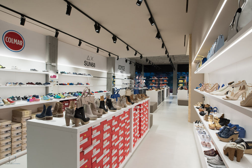 2018 年博纳科索品牌折扣店室内设计