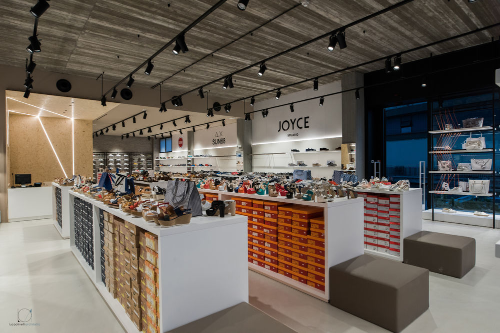 2018 年博纳科索品牌折扣店室内设计