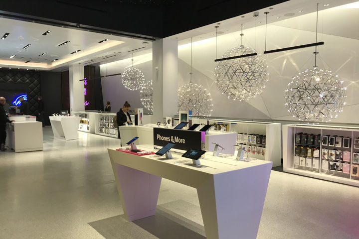 FITCH 打造的两层 T-Mobile 签名店，大胆前卫的设计让人过目难忘