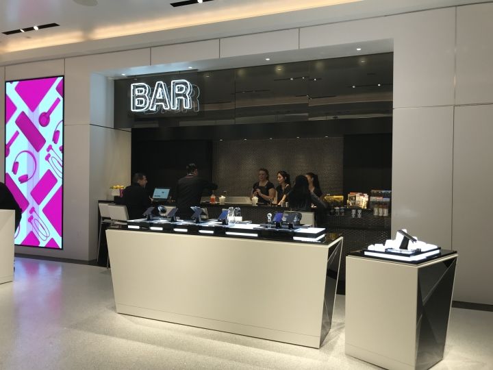 FITCH 打造的两层 T-Mobile 签名店，大胆前卫的设计让人过目难忘
