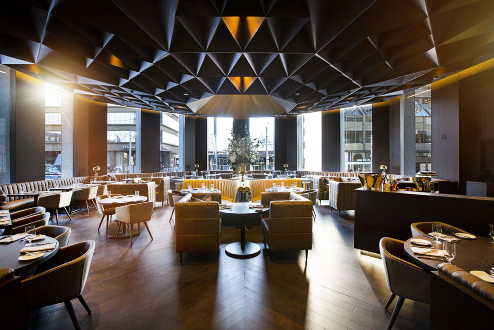 Toronto 知名餐厅 Arthur's Restaurant，gh3*设计铜制天花板吸睛