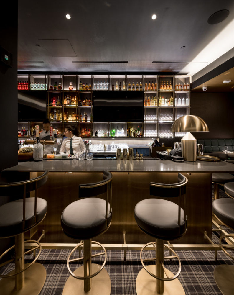 Toronto 知名餐厅 Arthur's Restaurant，gh3*设计铜制天花板吸睛