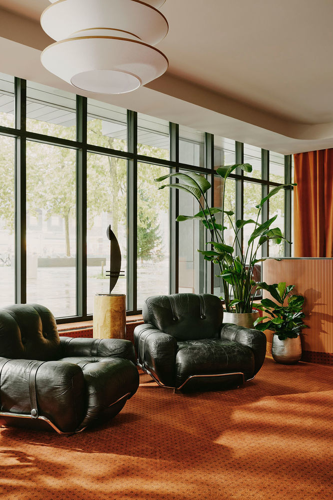 Aparthotel Locke am Platz凭借戏剧风格挖掘苏黎世的现代主义遗产